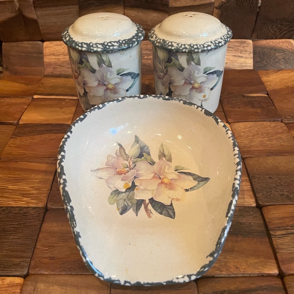 1999 Home And Garden Party Magnolia Salt And Pepper Set/Spoonrest